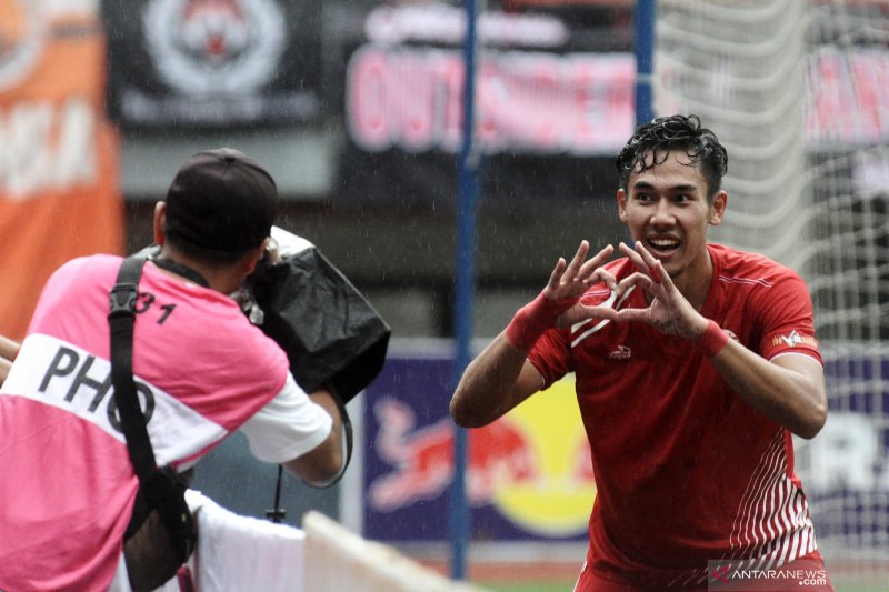 Ryuji Utomo melakukan selebrasi usai membuat gol ke gawang PS Tira pada laga leg 2 babak 16 besar Piala Indonesia di Stadion Patriot Candrabhaga, Bekasi, Kamis (21/2/2019). ANTARA/Suwandy/hp.