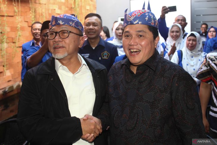 Menteri Badan Usaha Milik Negera Erick Thohir berjabatan tangan dengan Ketua Umum PAN Zulkifli Hasan saat pertemuannya di kantor DPW PAN Jatim