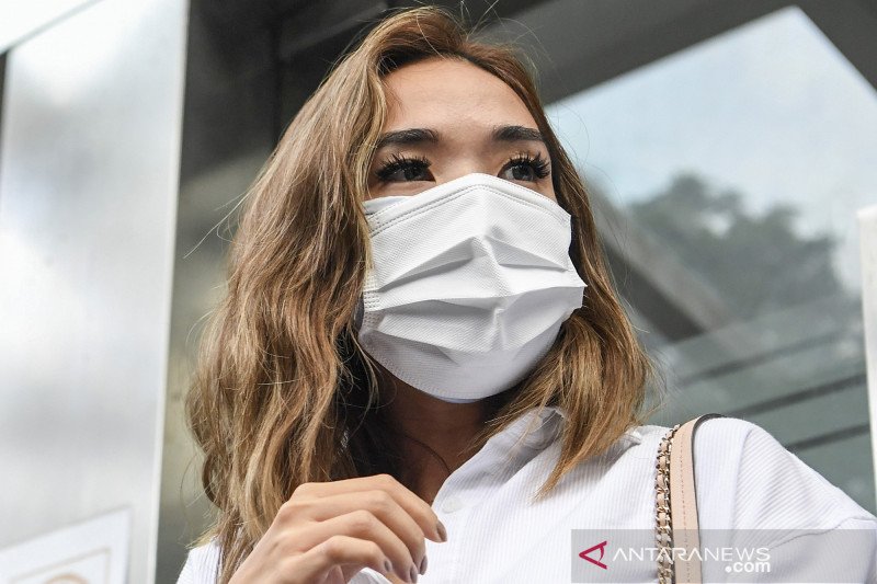 Artis Gisella Anastasia meninggalkan Gedung Ditkrimsus Mapolda Metro Jaya, Jakarta, Selasa (17/11/2020). Artis yang akrab dipanggil Gisel itu diperiksa pihak Kepolisian terkait video asusila yang mirip dirinya. ANTARA FOTO/Hafidz Mubarak A/pras.