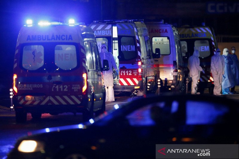 Ambulans dengan pasien terinfeksi COVID-19 mengantre di depan Rumah Sakit Santa Maria, tempat para pasien dipindahkan dari rumah sakit lain akibat tak berfungsinya pasokan oksigen, ditengah pandemi virus corona di Lisbon, Portugal, Selasa (26/1/2021). ANT