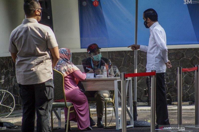 dok/residen Joko Widodo meninjau simulasi vaksinasi COVID-19 di Puskesmas Tanah Sareal, Kota Bogor, Jawa Barat, Rabu (18/11/2020). (ANTARA FOTO/Yulius Satria Wijaya/wsj)

