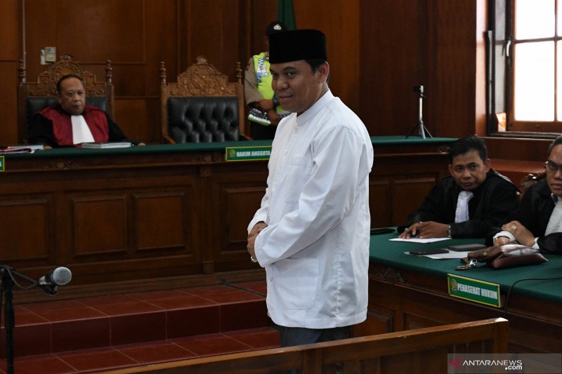 Terdakwa kasus pencemaran nama baik melalui media sosial Sugi Nur Raharja alias Gus Nur (kedua kiri) mengikuti sidang putusan di Pengadilan Negeri Surabaya, Jawa Timur, Kamis (24/10/2019). Majelis hakim menjatuhkan vonis penjara satu tahun enam bulan terh