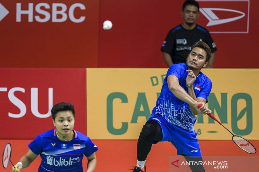 Tontowi Ahmad (kanan) bersama Apriyani Rahayu saat melawan ganda campuran Korea Selatan Seo Seung Jae dan Chae Yujung pada putaran kedua Daihatsu Indonesia Masters 2020 di Istora Senayan, Jakarta, Rabu (15/1/2020). ANTARA FOTO/Galih Pradipta/hp.
