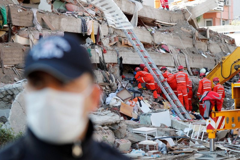 Operasi penyelamatan berlangsung setelah gempa melanda Laut Aegea di provinsi pesisir Izmir, Turki, Sabtu (31/10/2020). ANTARA FOTO/REUTERS/Murad Sezer/WSJ/djo

