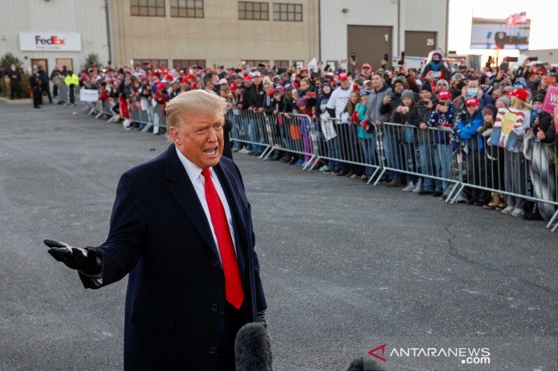 Presiden AS Donald Trump memberikan keterangan media sementara pendukungnya berkumpul di Rochester, Minnesota, Amerika Serikat, Jumat (30/10/2020). ANTARA FOTO/REUTERS/Carlos Barria/HP/djo

