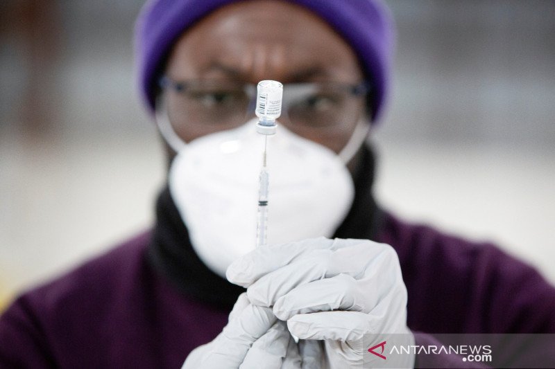 Manager apotek Safeway Kel Fanny memasukkan jarum suntik ke botol vaksin virus corona (COVID-19) pada pusat vaksinasi masal di Clark County Event Center di Fairgrounds, Ridgefield, Washington, Amerika Serikat, Rabu (27/1/2021). ANTARA FOTO/REUTERS/Alisha 