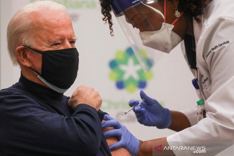 Praktisi perawat Tabe Mase memberi Presiden Amerika Serikat terpilih Joe Biden dosis vaksin penyakit virus corona (COVID-19) di ChristianaCare Christiana Hospital, di Newark, Delaware, Amerika Serikat, Senin (21/12/2020). ANTARA FOTO/REUTERS/Leah Millis/f
