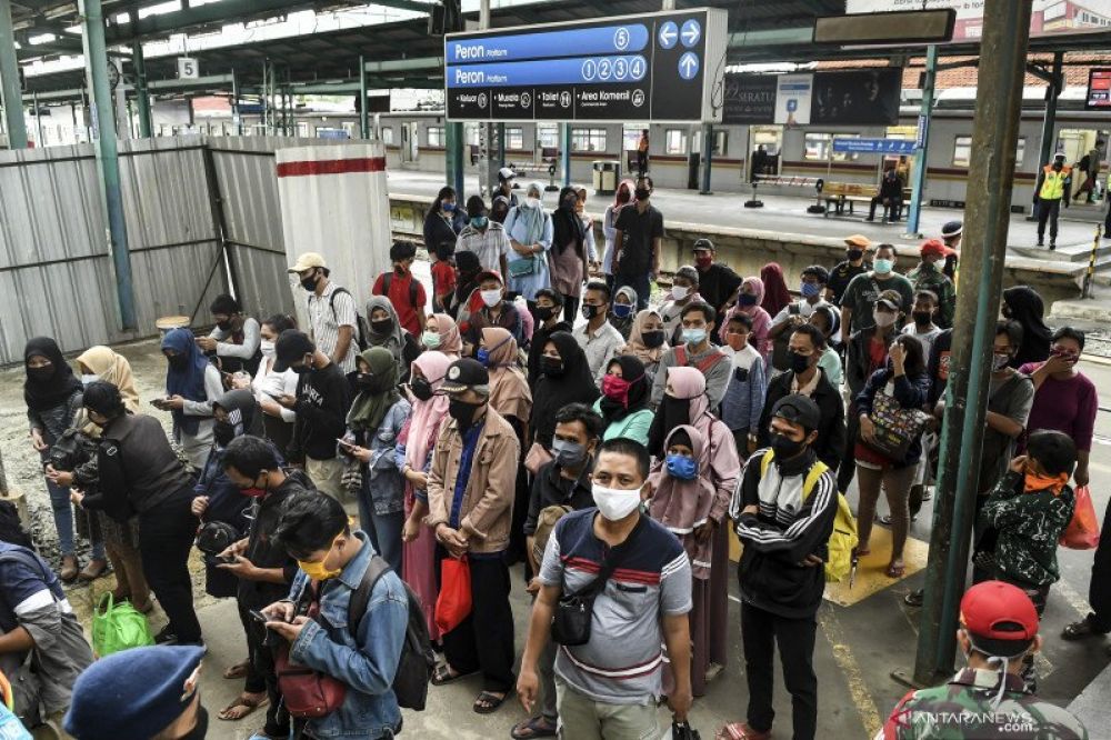 Calon penumpang menunggu Kereta Rel Listrik (KRL) di Stasiun Manggarai, Jakarta, Senin (25/5/2020).  (FOTO: HMP/Muhammad Adimaja)
