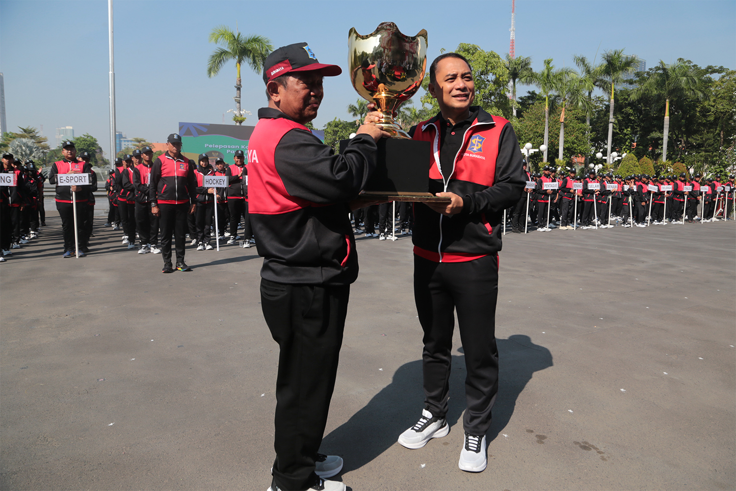 Wali Kota Surabaya Eri Cahyadi melepas dan memberangkatkan sebanyak 958 atlet yang akan mengikuti Pekan Olahraga Pemerintah Provinsi (Porprov) Jawa Timur VIII Tahun 2023, Rabu (6/9/2023). 