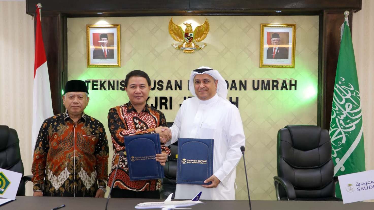 penandatanganan perjanjian kerja sama pengangkutan jemaah haji reguler oleh Dirjen PHU, Hilman Latief dan General Manager, Hajj and Umrah Revenue Management and Sales, Amer Al Ghamdi, di Kantor Urusan Haji KJRI Jeddah