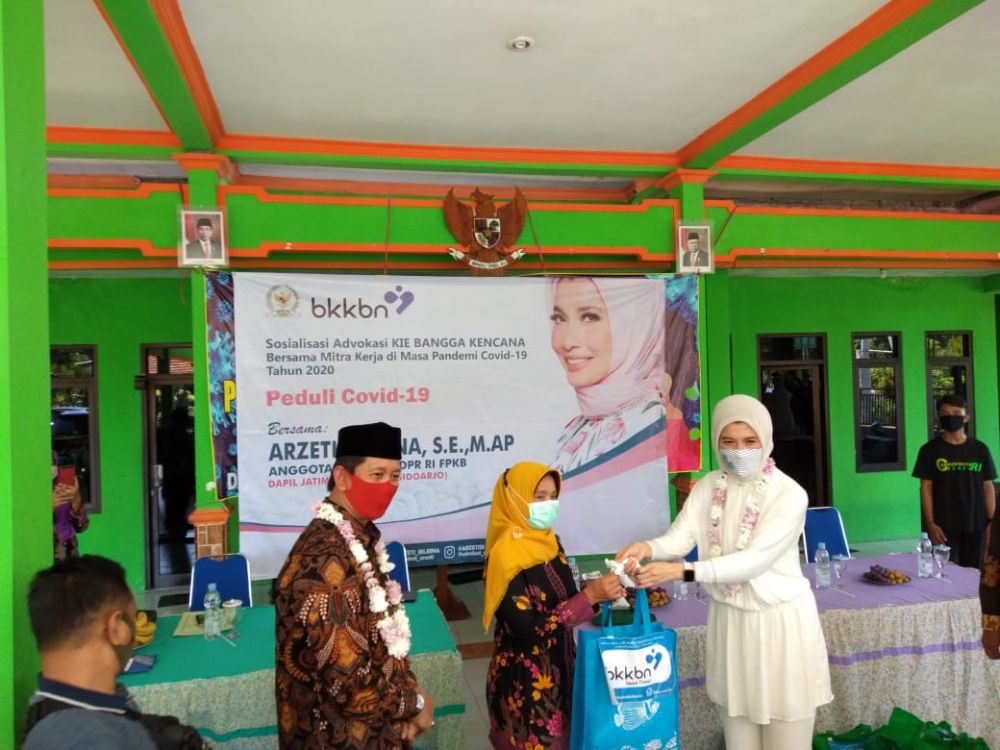 Bukan hanya kampanye untuk tetap ber-KB, Arzeti juga bagi-bagu sembako dan APD. 