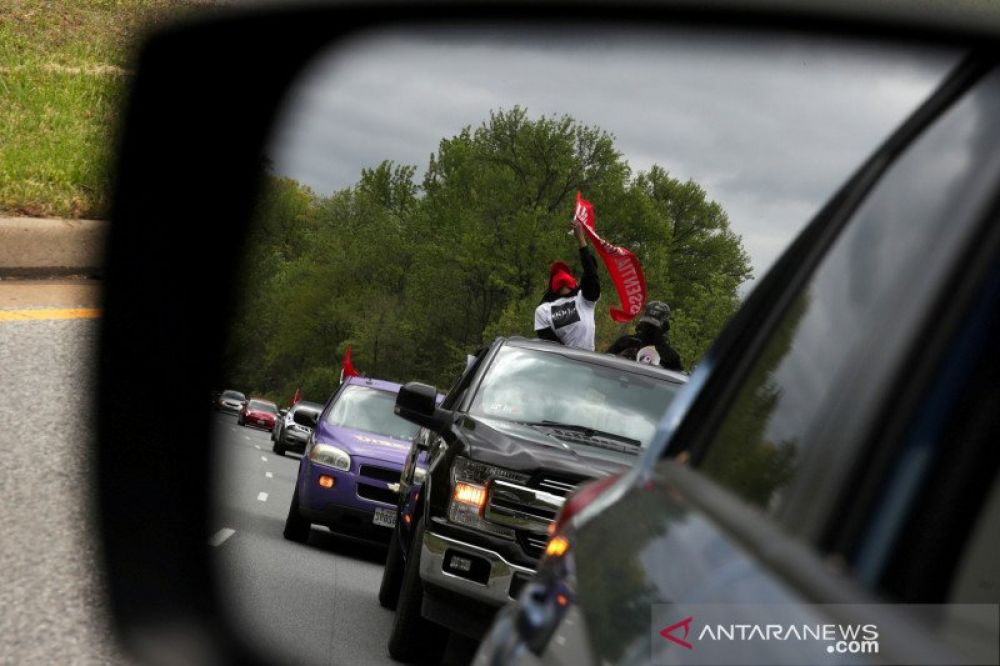 Aktivis yang diorganisasi oleh Black Lives Matter melakukan aksi dalam mobil yang melaju lambat menyoroti pekerja penting di tengah pandemi virus corona (COVID-19) di daerah masyarakat kurang mampu di Washington, Amerika Serikat, Senin (27/4/2020). REUTER