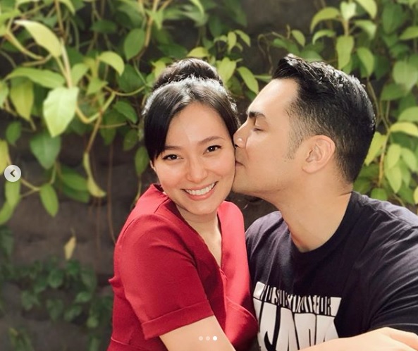 Kemesraah pasangan Asmirandah dan Jonas Rivano.