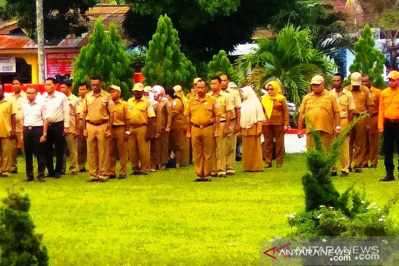 Para ASN di lingkungan Pemkab Biak Numfor mengikuti apel gabungan.(ANTARA News Papua/Muhsidin)