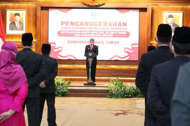 Penganugerahan Penghargaan Tanda Kehormatan Satyalancana Karya Satya di Gedung Negara Grahadi Surabaya 