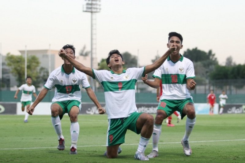 Dok/Para pemain timnas U-16 merayakan gol ke gawang Uni Emirat Arab (UAE) dalam laga uji coba di Dubai, Rabu (21/10/2020). Pertandingan itu berakhir dengan skor 2-3. (ANTARA/HO/PSSI)