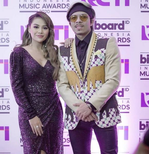 Pasangan Aurel dan Atta bebunga-bunga setelah mendapat restu dari Ashanty.