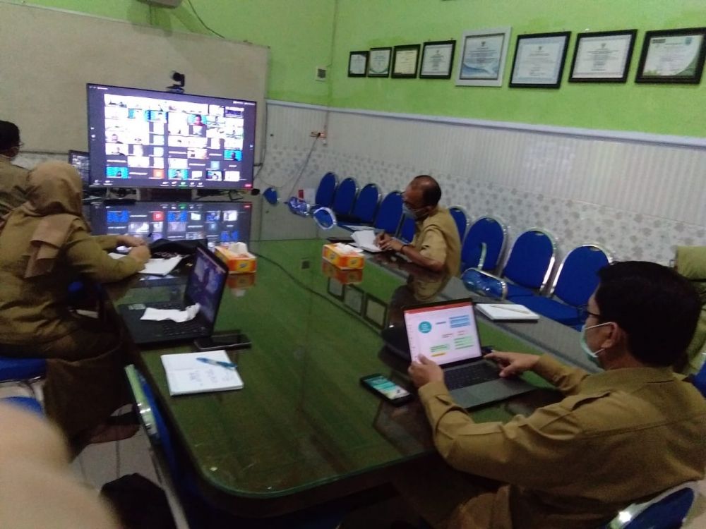 Rapat daring Tim Pembina yang membahas keberlanjutan program INOVASI di Jawa Timur. 