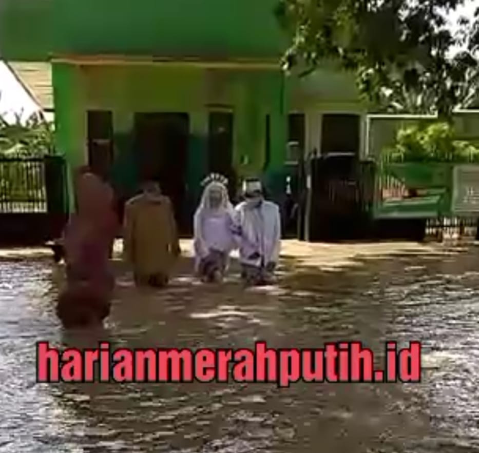 Sepasang mempelai menerobos banjir demi ijab kabul di KUA Benjeng. IST