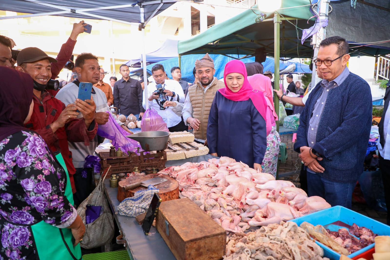 Gubernur Khofifah Pantau Harga Bapok di Pasar Among Tani Kota Batu, Pastikan Stok Aman