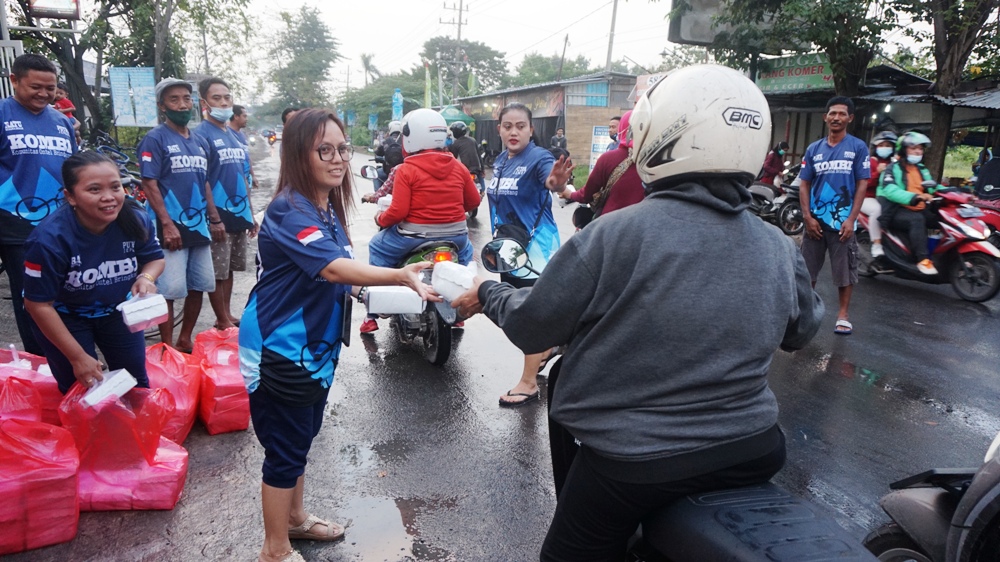 Komunitas Kombi Bringkang, Menganti-Gresik membagikan takjil di depan Gang Menteng, Kamis, (6/5). HMP