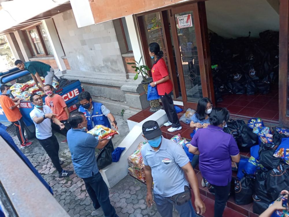 BANTUAN: Pemprov Bali membagikan sembako kepada anggota PERTUNI Bali. HMP/ide