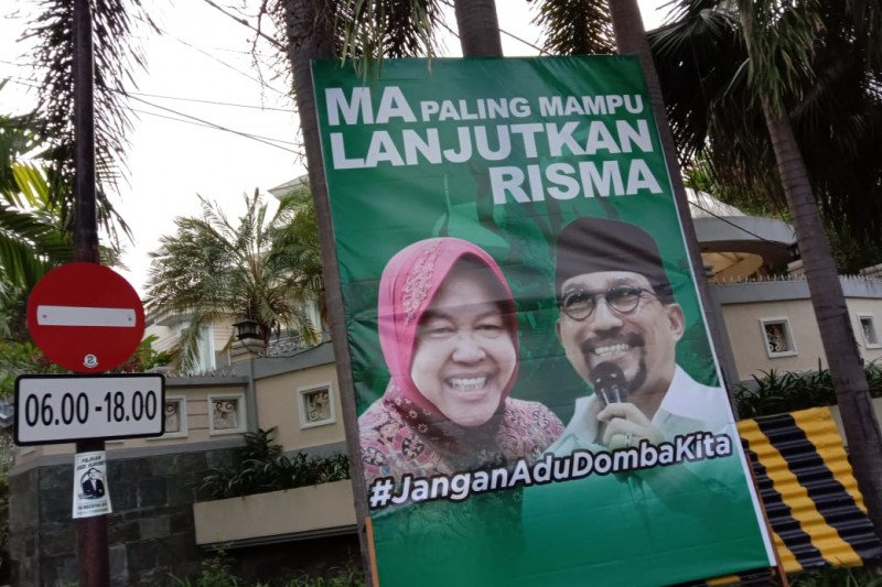 Alat peraga kampanye (APK) berupa spanduk dan baliho bergambar Wali Kota Surabaya Tri Rismaharini berdampingan dengan Calon Wali Kota Surabaya Nomor Urut 02 Machfud Arifin (MA) beredar di sejumlah kawasan di Kota Surabaya. (ANTARA/HO-Media Center Eri-Armu