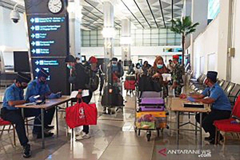Sejumlah penumpang harus melalui berbagai titik pemeriksaan (check point) di Bandara Internasional Soekarno-Hatta, Banten. ANTARA/HO-Angkasa Pura II/am.