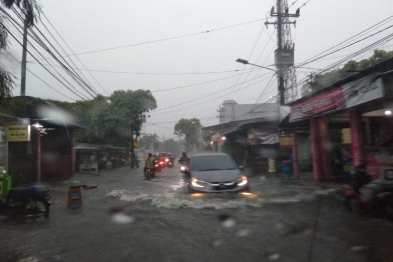 Jalan Pandugo, Rungut, Kota Surabaya, Jawa Timur, terendam banjir akibat hujan deras yang terjadi sejak Sabtu (5/12/2020) siang hingga sore ini. (FOTO ANTARA/Abdul Hakim)