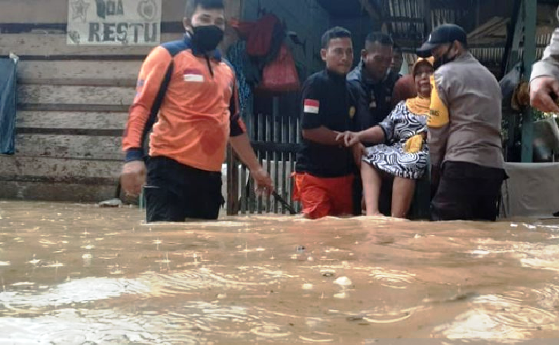 Tim gabungan mengevakuasi warga yang terdampak banjir di Aceh Timur, Jumat (4/12/2020) (ANTARA/HO)