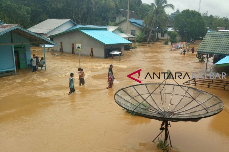 Ilustrasi - Kondisi banjir di Desa Riam Piyang, Kecamatan Bunut Hulu, wilayah Kapuas Hulu, Kalimantan Barat. (ANTARA/Timotius).