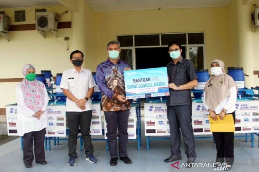 Bupati Bangka Barat menerima bantuan tempat cuci tangan. (ANTARA/ Donatus D.P)

