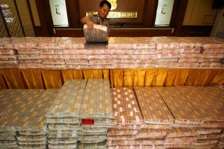 Barang bukti uang cash ratusan miliar kasus memiles saat diamankan di Polda Jatim