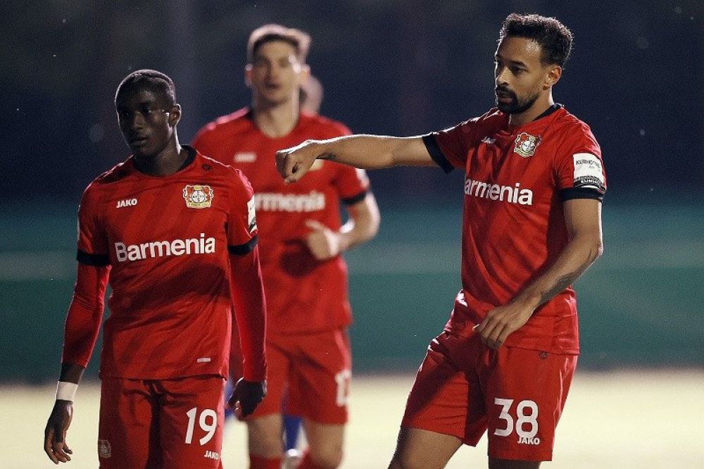 Sayap Bayer Leverkusen Karim Bellarabi (kanan) melakukan selebrasi usai mencetak gol ketiga timnya ke gawang FC Saarbruecken dalam laga semifinal Piala Jerman di Stadion Hermann Neuberger, Voelklingen, Jerman, Selasa (9/6/2020) waktu setempat. (ANTARA/REU