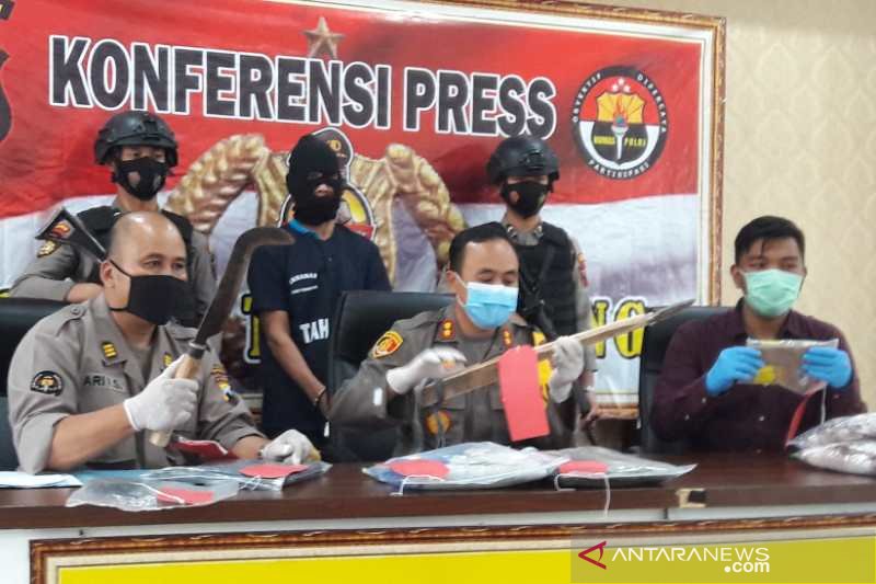 Polisi menunjukkan beberapa barang bukti yang disita dalam kasus pembunuhan di Masjid Kaloran, Kabupaten Temanggung. (ANTARA/Heru Suyitno)

