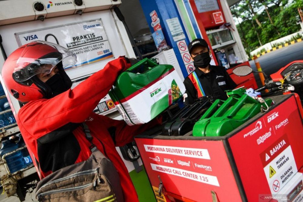 Petugas meletakkan jeriken berisikan bahan bakar minyak (BBM) jenis solar untuk layanan pesan antar BBM Pertamina di SPBU Pertamina MT Haryono, Jakarta. (FOTO: HMP/M Risyal Hidayat) 