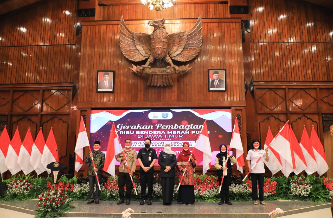 77 ribu lembar Bendera Merah Putih dibagikan Gubernur Khofifah kepada masyarakat yang telah mendaftar secara online mulai hari ini di Ruang Binaloka Kantor Gubernur Jatim Jalan Pahlawan Surabaya, Selasa, (2/8).