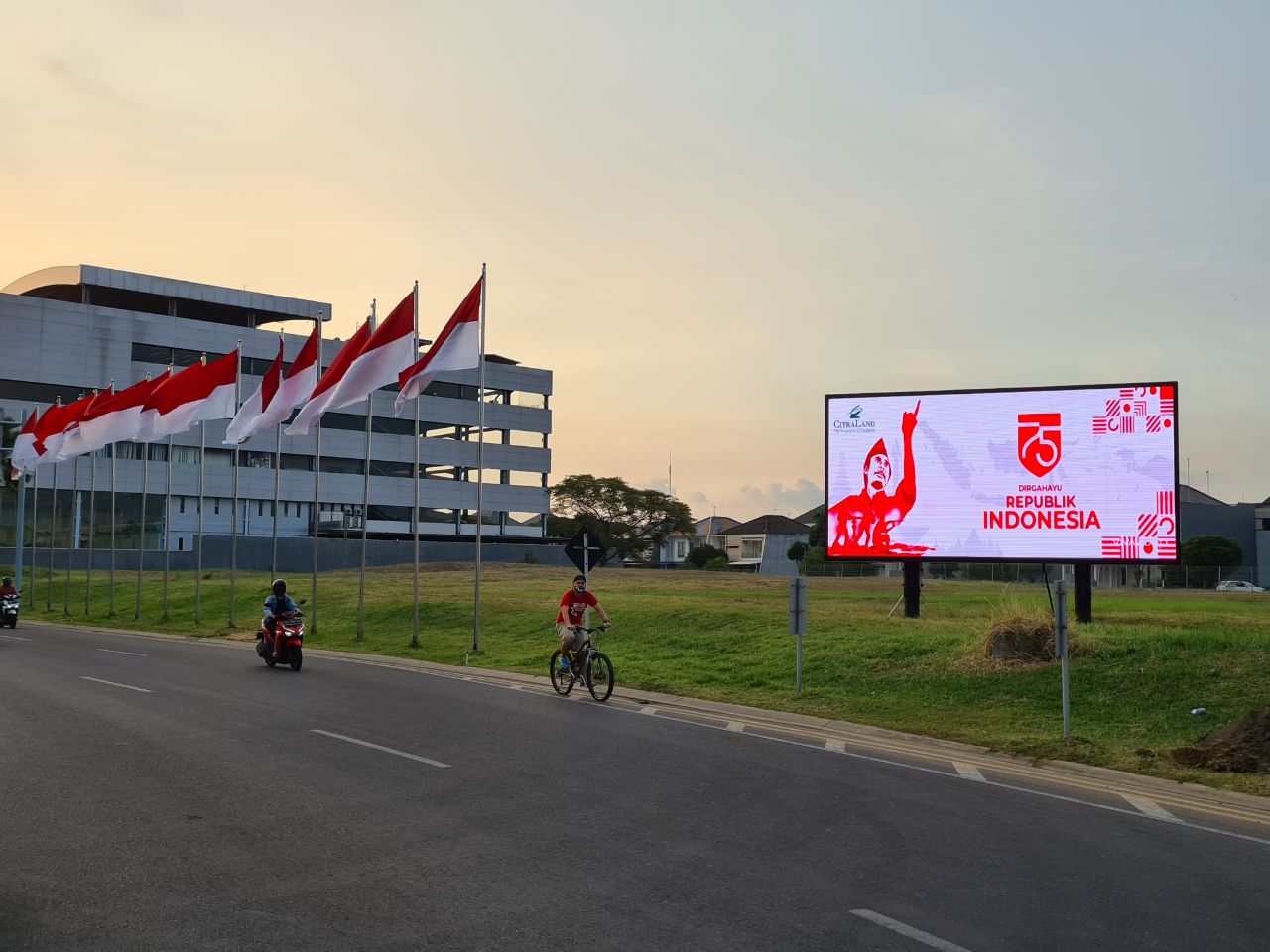 Bendera Merah Putih yang dipasang manajemen Citraland Surabaya di akses utama dekat kampus Unesa.