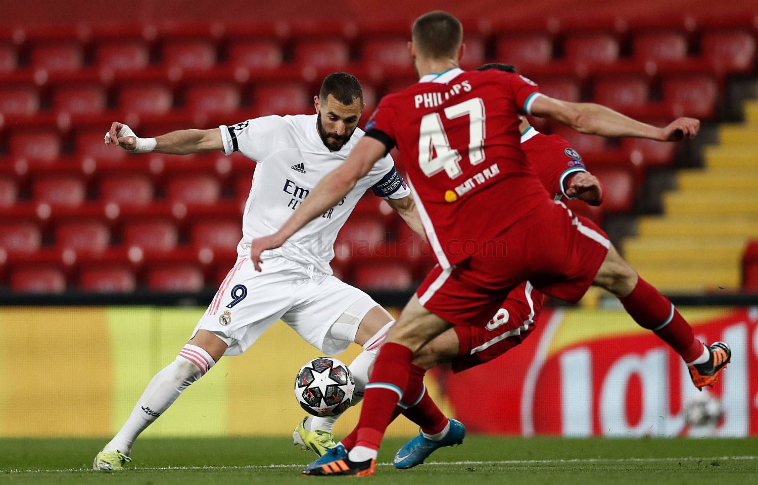 Striker Kareem Benzema dihadang pemain Liverpool. realmadrid.com