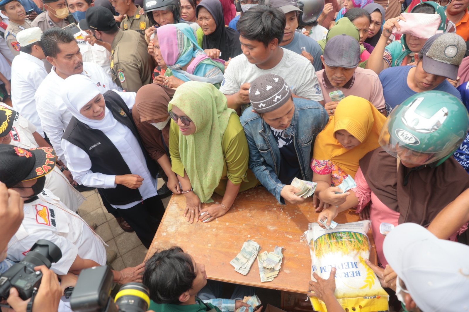 Gubernur Khofifah saat melakukan peninjauan operasi pasar pagi ini di Pasar Besar Kota Pasuruan, Jalan Soekarno Hatta, Mayangan, Kota Pasuruan, Rabu (15/2).