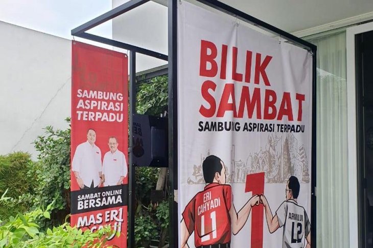 Paslon Wali Kota dan Wakil Wali Kota Surabaya Nomor 1, Eri Cahyadi dan Armuji menampung aspirasi warga melalui “Bilik Sambat Online” yang ditempatkan di posko pemenangan Jalan Krembangan Baru, Kota Surabaya. 