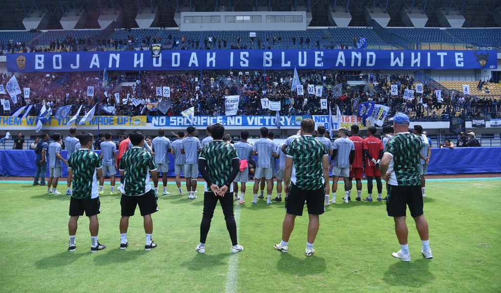 Pelatih dan pemain PERSIB mengapresiasi dukungan Bobotoh pada sesi latihan di Stadion Gelora Bandung Lautan Api, Kamis, 13 Februari 2025. (PERSIB.co.id/Sutanto Nurhadi Permana)

