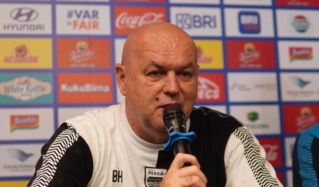 Pelatih PERSIB, Bojan Hodak memberikan keterangan pers menjelang pertandingan melawan Persebaya di Surabaya Town Square, Jumat 28 Februari 2025. (PERSIB.co.id/Barly Isham)