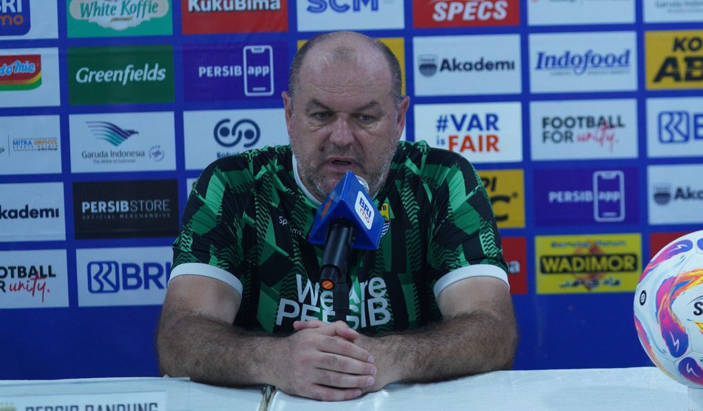 Pelatih PERSIB, Bojan Hodak memberikan keterangan pers menjelang pertandingan melawan Borneo FC di Stadion Gelora Bandung Lautan Api, Kamis, 21 November 2024. (PERSIB.co.id)