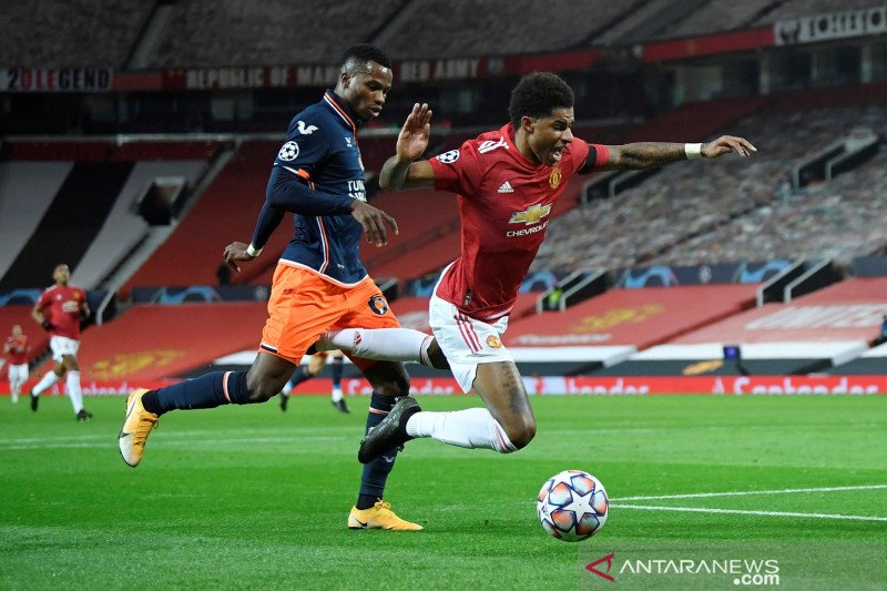 - Pemain Manchester United Marcus Rashford berusaha mendapatkan bola dan dihadang pemain Istanbul Basaksehir Boli Bolingoli-Mbombo yang berakhir penalti pada pertandingan sepak bola Liga Champions di Old Trafford, Manchester, Inggris, Selasa (24/11/2020).