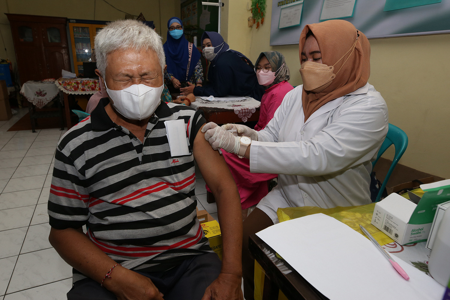 Pemkot) Surabaya mulai menggelar pelaksanaan vaksinasi booster kedua (vaksinasi tahap empat) bagi masyarakat yang berusia 18 tahun keatas
