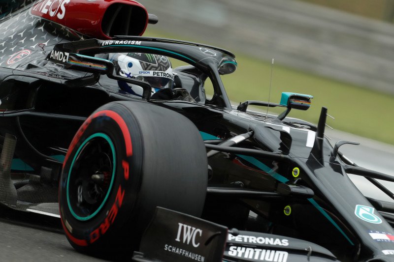 Pebalap Mercedes Valtteri Bottas menjalani sesi latihan bebas Grand Prix Hungaria di Sirkuit Hungaroring, Budapest, Sabtu (18/7/2020) Darko Bandic/Pool via REUTERS

