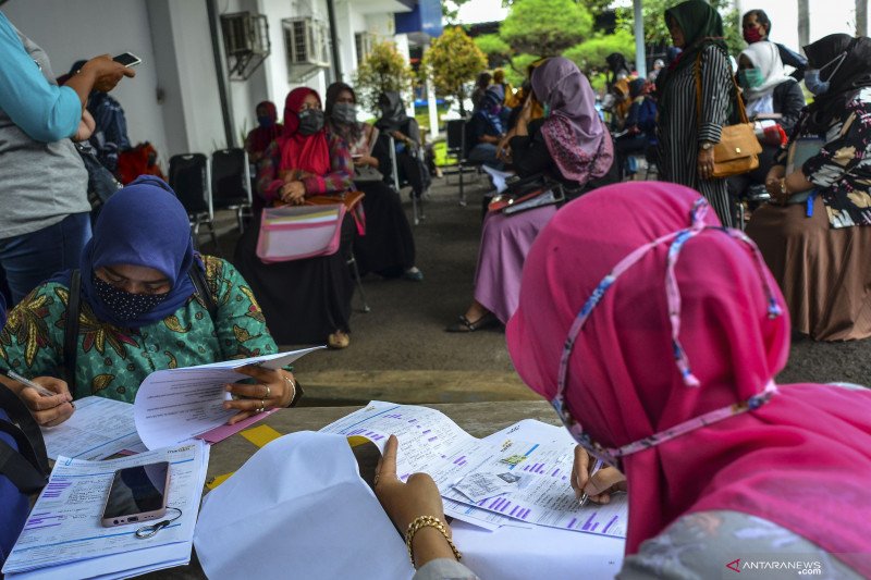 Arsip Foto. Sejumlah guru honorer mengisi formulir permohonan rekening baru untuk penyaluran Bantuan Subsidi Upah (BSU) di Ciamis, Jawa Barat, Senin (7/12/2020). Alokasi anggaran Kementerian Pendidikan dan Kebudayaan antara lain digunakan untuk memberikan