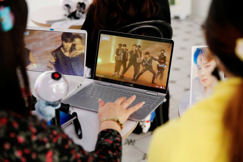 Penggemar grup K-pop BTS menonton konser daring di kafe Seoul, Korea Selatan, 10 Oktober 2020 (REUTERS/HEO RAN)