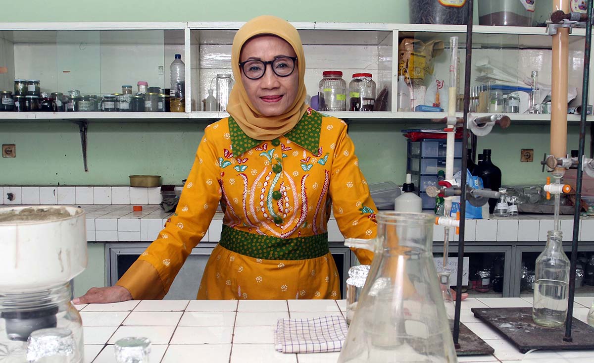 Prof Dr Mangestuti Agil MS, Guru Besar Fakultas Farmasi Universitas Airlangga Surabaya. (foto :prasetyo)